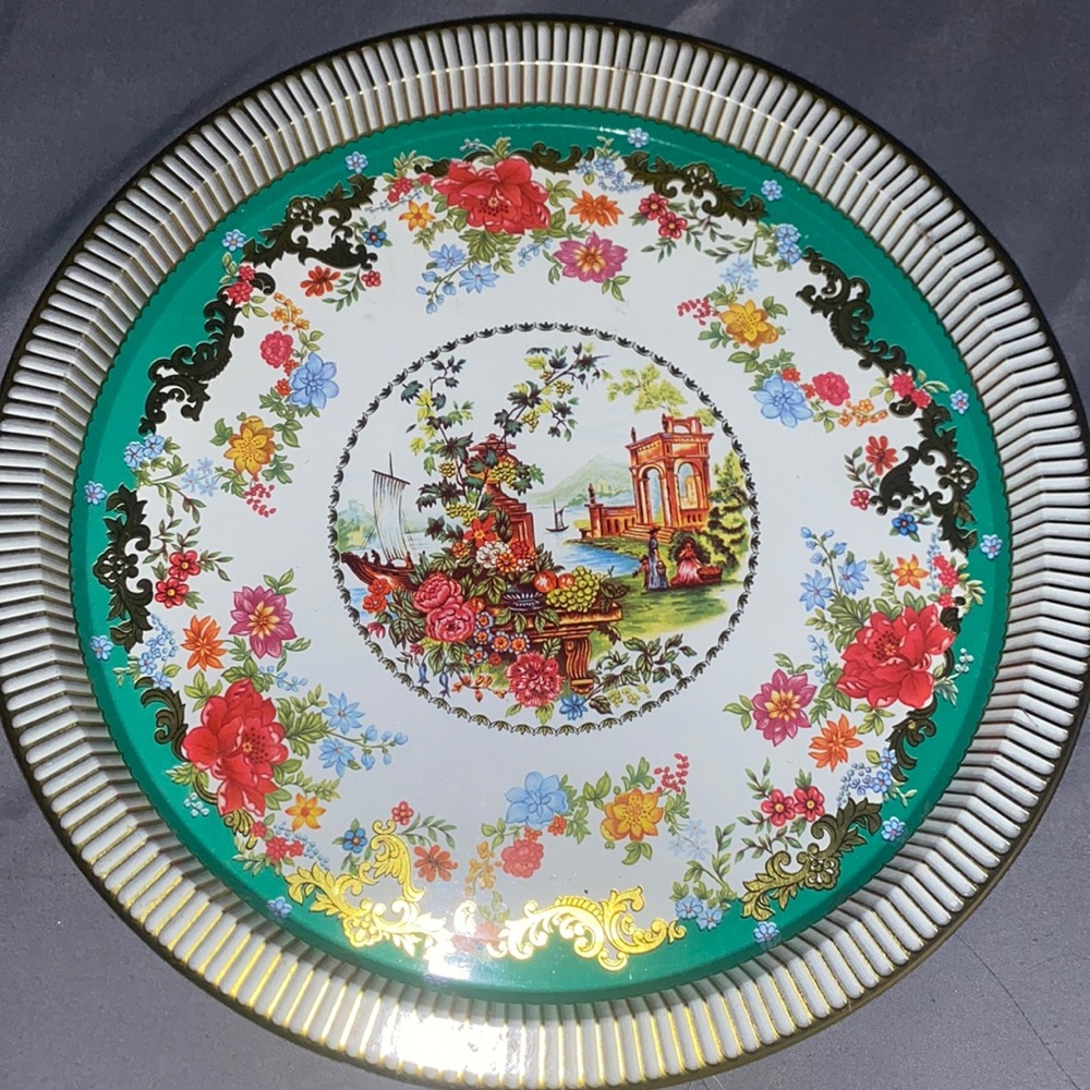 Metal vintage daher round trey